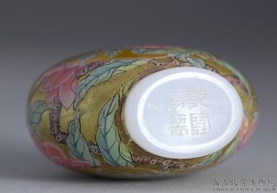 图片[3]-Glass-body painted enamel snuff bottle with a peach-and-flower design on a gold background, Qing dynasty, Qianlong reign (1736-1795)-China Archive